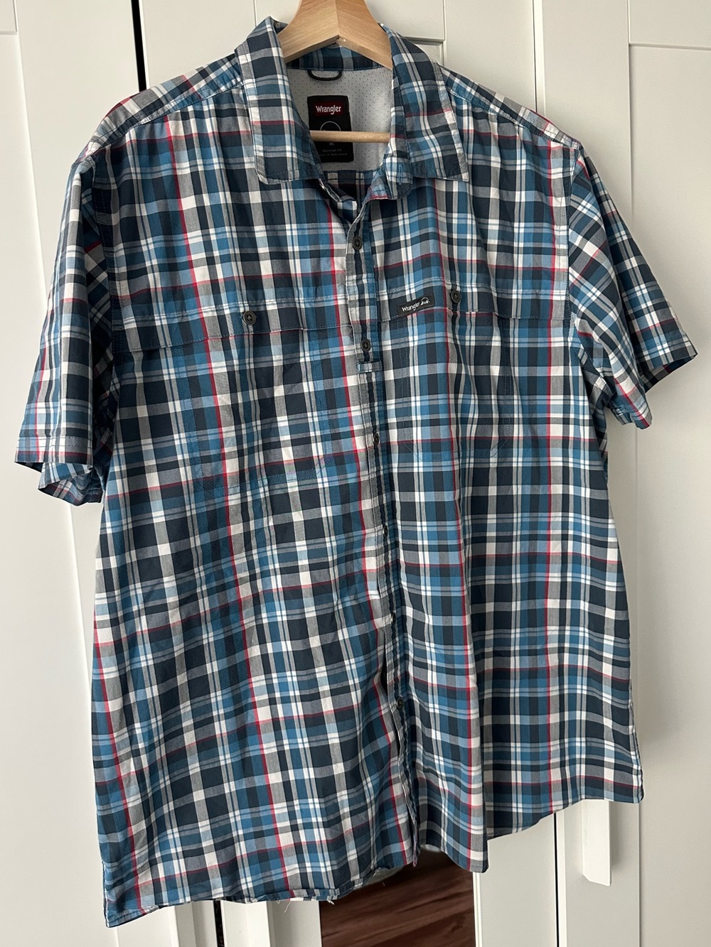Wrangler Men's Red and Navy Plaid Short-Sleeve Button-Down Shirt